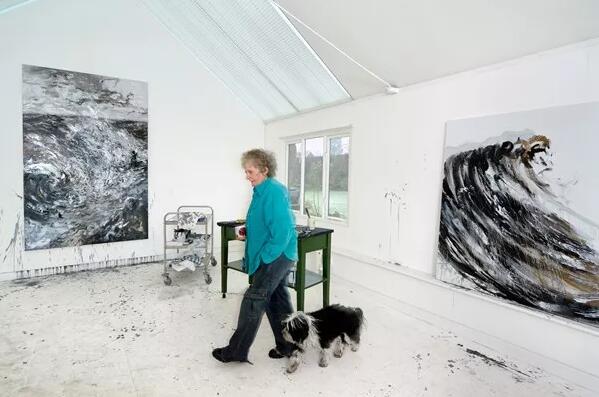 玛吉·汉布林（Maggi Hambling）在工作室