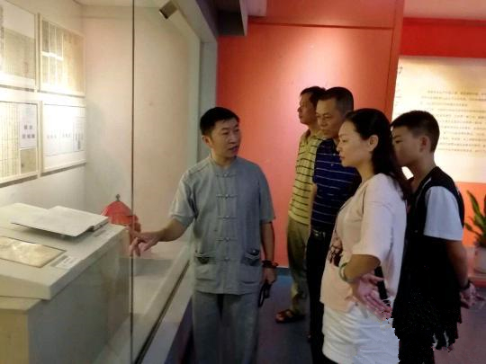 本次展览共展出由福建资深印花税票收藏家林伟精心收藏的近200件藏品，是福建百年印花税票中的精品。