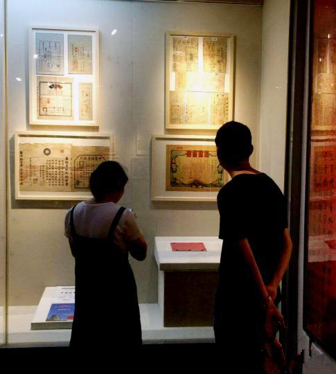 本次展览共展出近200件藏品，是福建百年印花税票中的精品，吸引观众的眼球。