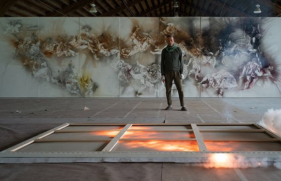 蔡国强在为乌菲齐美术馆的展览进行火药爆破，他身后是根据《体位》创作的《技法》