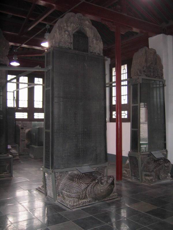唐颜真卿书《颜氏家庙碑》（左）、《多宝塔碑》（右），现藏西安碑林