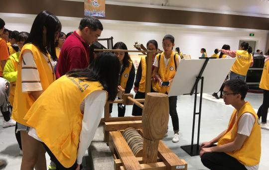 学生们在观展