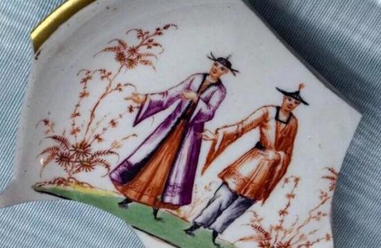 18世纪模仿东亚视觉风格的“中国风” 席卷欧洲，成为一种时尚，这片梅森瓷器碎片正反映了当时的时尚风潮。