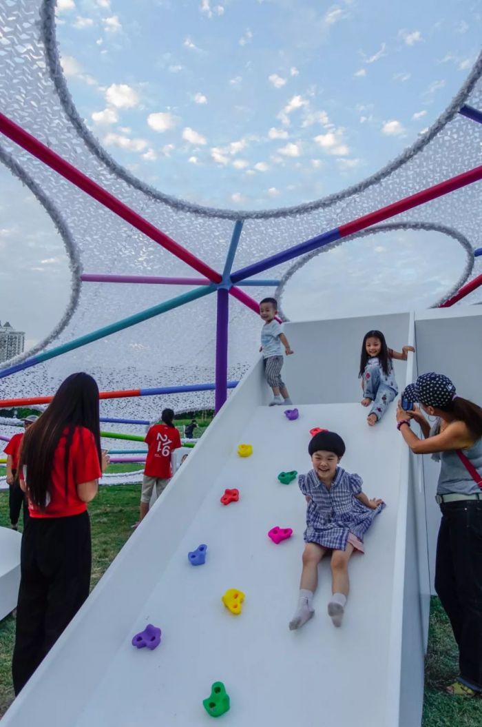 ▲种子星球中孩子与艺术品的互动