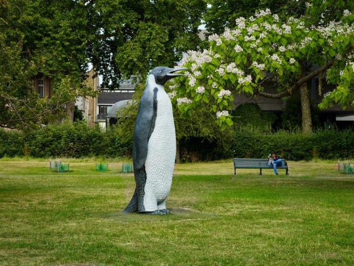 John Baldessari, Penguin (2018), Marian Goodman Gallery, Frieze Sculpture 2018.