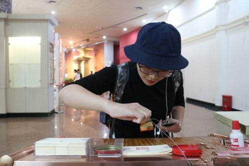 在互动体验区，游客可以利用博物馆制作的“刘贺”印章体验戳盖刘贺之印，感受汉代书法篆刻之美。