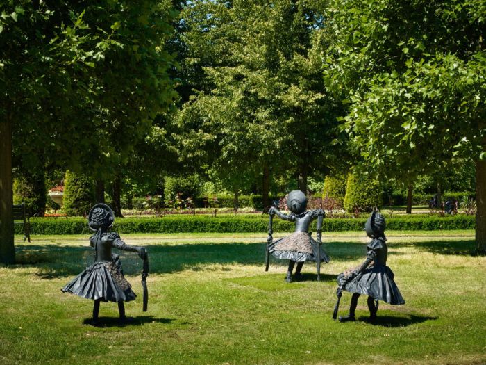 Laura Ford, Dancing Clog Girls I-III, (2015), New Art Centre, Frieze Sculpture 2018.