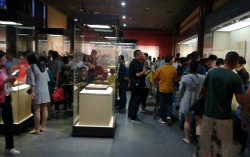 国庆长假期间，南昌汉代海昏侯国考古成果展人气火热，展厅人头攒动。