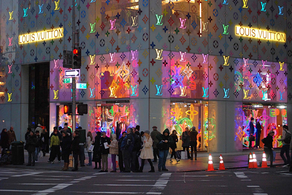 LV 纽约第五大道旗舰店，2008 年 11 月。摄影：Noel Y. C.