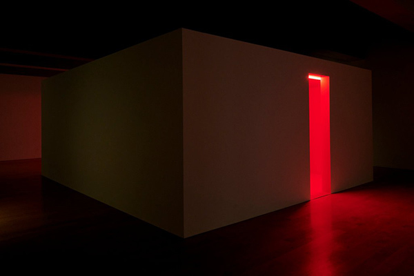 《红光里的空间环境》，1967/2019，彩色木头，玻璃管，霓虹，混合媒介