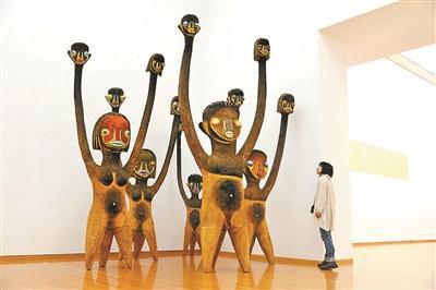 《无题》雕塑 木、丙烯、不锈钢（2014年）