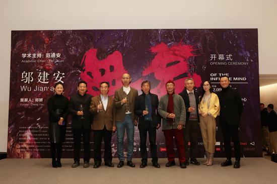 开幕式嘉宾合影，左起：郑妍、张子康、寇勤、邬建安、范迪安、吕胜中、茅为清、冯雪、曹涤非