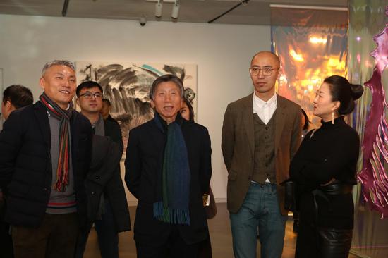 范迪安教授等嘉宾与艺术家在展览现场