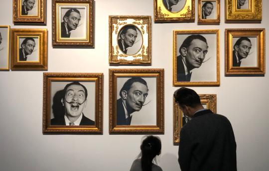 市民正在观看展览
