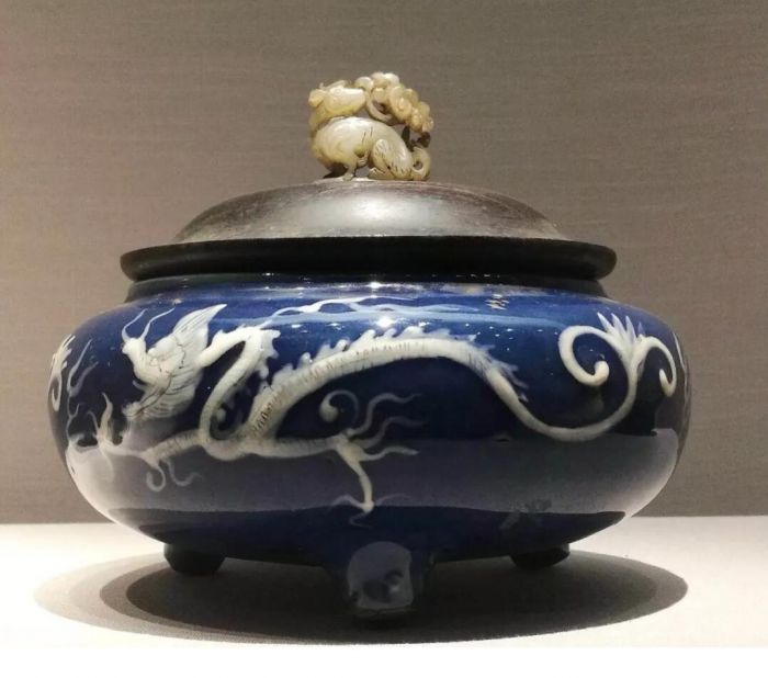 祭蓝釉白花蟠螭纹三足炉
