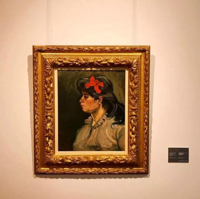 梵高《束红发带的女孩：左侧面半身像》现场图