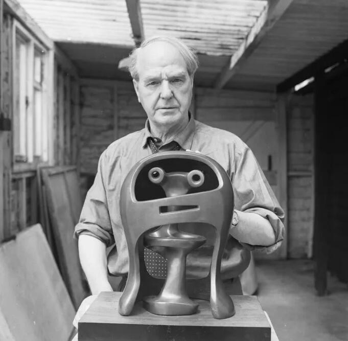 《亨利·摩尔：头盔像》（Henry Moore: The Helmet Heads）