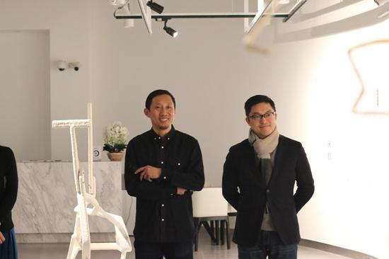 宝库文化商业事业部总经理张圣林与艺术家王燮达共同出席开幕仪式