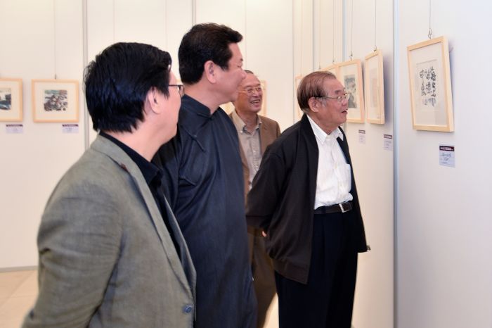 中宣部原常务副部长 龚心瀚先生观看展品