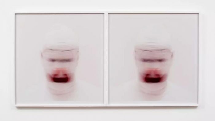 ▲罗妮·霍恩，《小丑镜（2）》（Clownmirror (2)），2001，2张彩色合剂印刷，每张 76.2 x 76.2 厘米。©?罗妮·霍恩，图片：艺术家、豪瑟沃斯