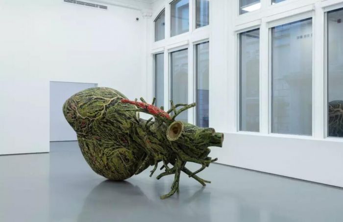 ▲ 巴尔提·卡尔「起点，集结的点」（Bharti Kher.Points de départ, points qui lient）展览现场图