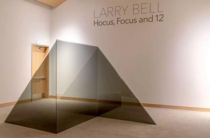 ▲ 拉里·贝尔「欺骗、聚焦与12」（Larry Bell. Hocus, Focus and12）展览现场图，摄影：Kathleen Brennan
