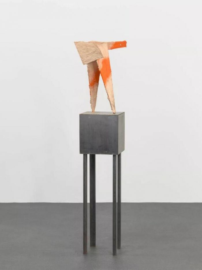▲《无题：指针（2018）》（untitled：pointer; 2018），2018，粘合 水泥 聚乙烯醇 胶合板 沙子 喷漆 钢，181 x 50 x 50厘米 / 71 1/4 x 19 5/8 x 19 5/8英寸，© Phyllida Barlow，图片：艺术家、豪瑟沃斯，摄影：Alex Delfanne