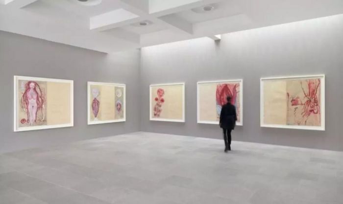▲ 路易斯·布尔乔亚「解脱痛苦」（Louise Bourgeois. To Unravel a Torment）展览现场图。摄影：Ron Amstutz