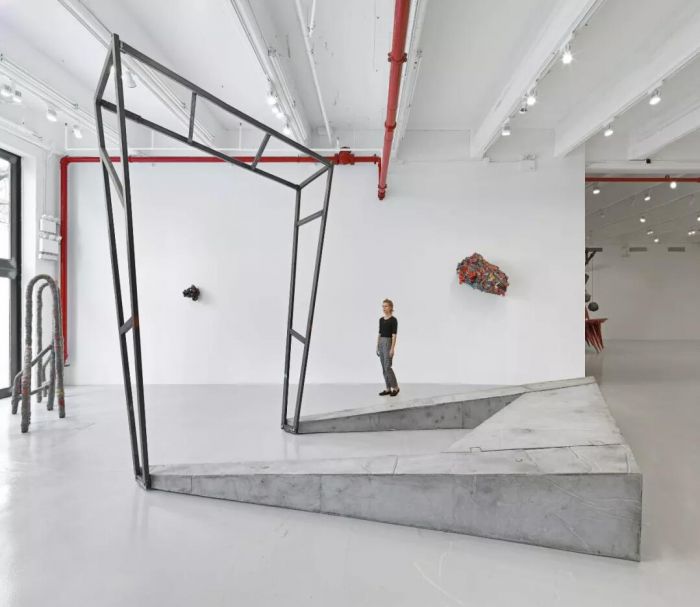 ▲菲利达·巴洛展览「倾斜」现场图片，豪瑟沃斯纽约22街，图片：豪瑟沃斯，摄影：Genevieve Hanson