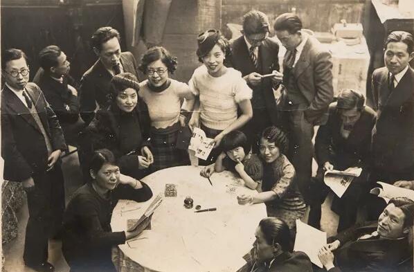 1936年在巴黎，中国留法协会会议，研究赴伦敦参加展览会事宜。后排左起：李瑞年、周轻鼎、曾竹韶、马齑玉、陈芝秀；后排右起：张紫屿、吕霞光、陈士文、黄显之；前排右起：滑田友、王子云；前排左起：张贤范；小女孩为常沙娜