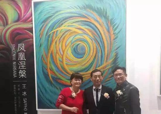 王冰（左一）及经纪人Victor（右一）与收藏家方家焕先生（中）合影