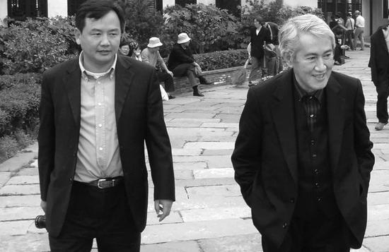 陈向宏陪伴木心先生走在东栅老街