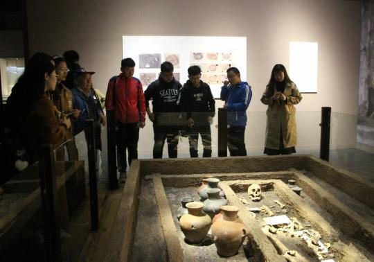 本次展览分为“横空出世”“东方之都”“礼制先河”“工艺流变”四个单元。图为公众走进展厅参观。