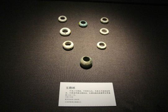 展品囊括了陶器、玉器、礼器、食器等器物，再现远古工艺技术。图为焦家遗址出土的玉指环。