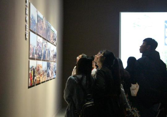本次展览是山东博物馆“考古新发现系列”展览的开篇之作，将持续至2019年2月15日。图为公众观看“焦家考古记”。
