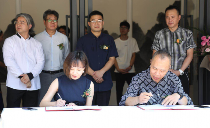 凤凰 · 威狮国际艺术中心馆长陈婷和中国美术学院跨媒体艺术学院院长管怀宾签约现场
