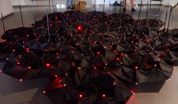 ▲参展艺术家郑丽镇向观众讲解自己的作品《黑夜绝不在惠赐》