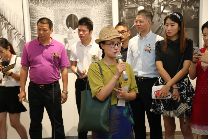 <p>▲参展艺术家潘子申向观众讲解自己的作品《罘罔弥山</p>》