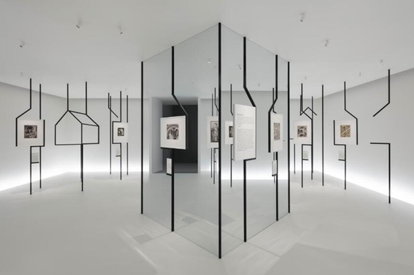 “透视的房子”场景中，固定画作的是黑色金属管。图片来自墨尔本维多利亚国家美术馆，摄影师 Takumi Ota。