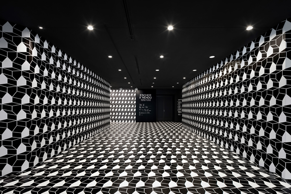 展览入口处的重复单色图案。图片来自 Dezeen。