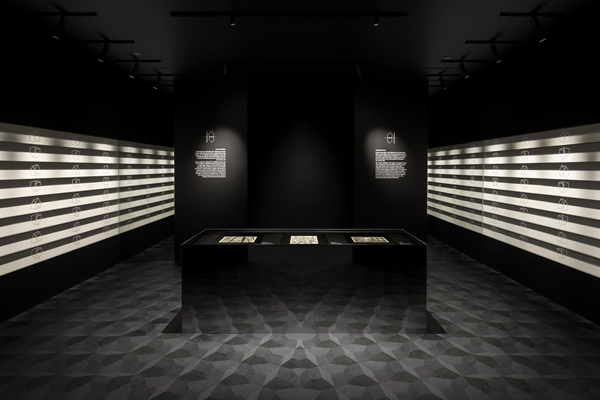 能反射地面图案的展览柜。图片来自 Dezeen。