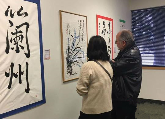 《海外华人写兰州国际书法展》在美国丹佛活动的展览厅一角。