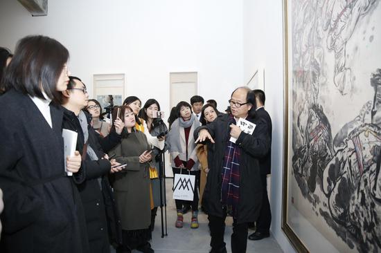 策展人张晓凌、鲁虹为媒体和观众导览