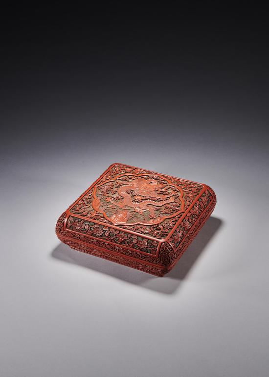 清乾隆 剔彩龙纹方形捧盒 H10.5cm；30×30cm 来源：台湾鸿禧美术馆 展览：物我观照 湖北省博物馆展览 2009年 出版：《物我观照——鸿禧美术馆藏雅趣目录》湖北美术出版社 2009年 LOT97