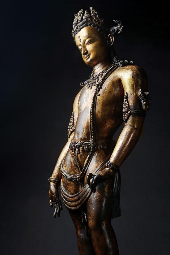 13世纪 莲花手菩萨 尼泊尔 铜鎏金 嵌宝石 H78cm 估价待询 著录：《缘起-喜马拉雅艺术》文物出版社，2017年，P196。