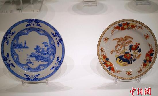 图为中国风篮彩山水楼阁碟（左）和仿英格兰德比郡瓷碟（右）对比展出。