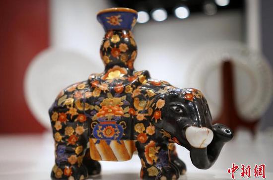 香港展出本地彩瓷精品 中西合璧流金溢彩