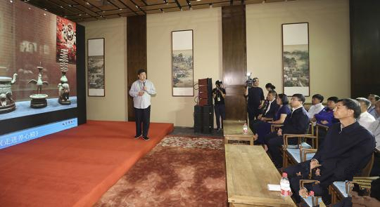 故宫博物院院长单霁翔、常务副院长王亚民，太原市委副书记、市长耿彦波，太原市委常委、常务副市长王立刚，太原市委常委、宣传部部长张璐，故宫博物院相关部处领导和专家及太原市文物局等相关负责人参加推介会。