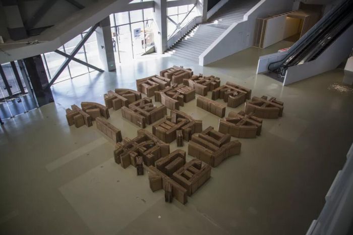 新委任创作，恩里克· 耶泽克，围地，77×1150×1150 cm，钢结构、可回收纸板，2018，艺术家和Hilario Galguera 画廊（墨西哥城）惠允