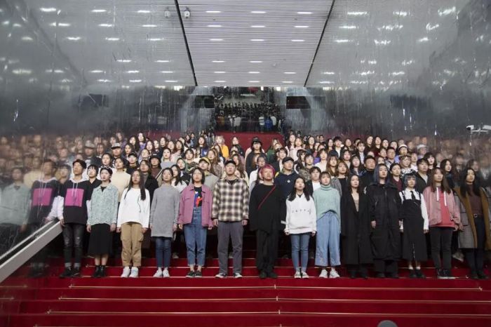杨福东，是的，必经之路，装置、行为表演、影像，2018，©杨福东